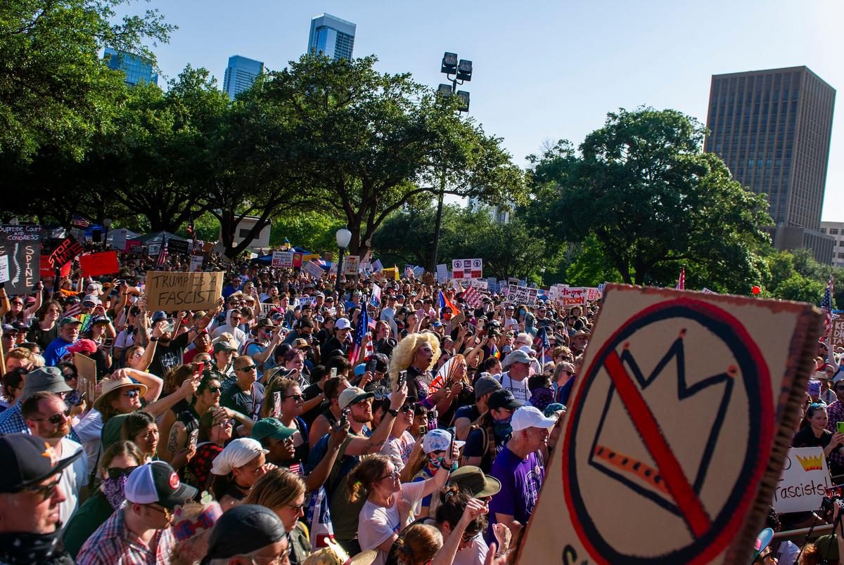 Demonsrators verzamelen zich op de trappen van de staat Captial tijdens No Kings Protest zaterdag 14 juni 2025 in Austin, Texas.