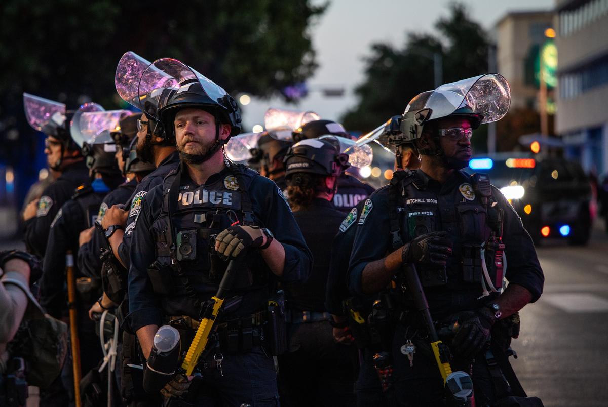 Austin politieagenten in oproeruitrusting houden anti-president Donald Trump demonstranten van het JJ Pickle Federal Building na de No Kings-demonstratie in Austin op 14 juni 2025.