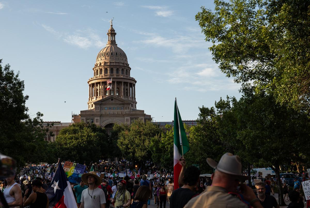 Een trooper van de staat Texas kijkt toe terwijl duizenden deelnemen aan een demonstratie van No Kings in Austin op 14 juni 2025.
