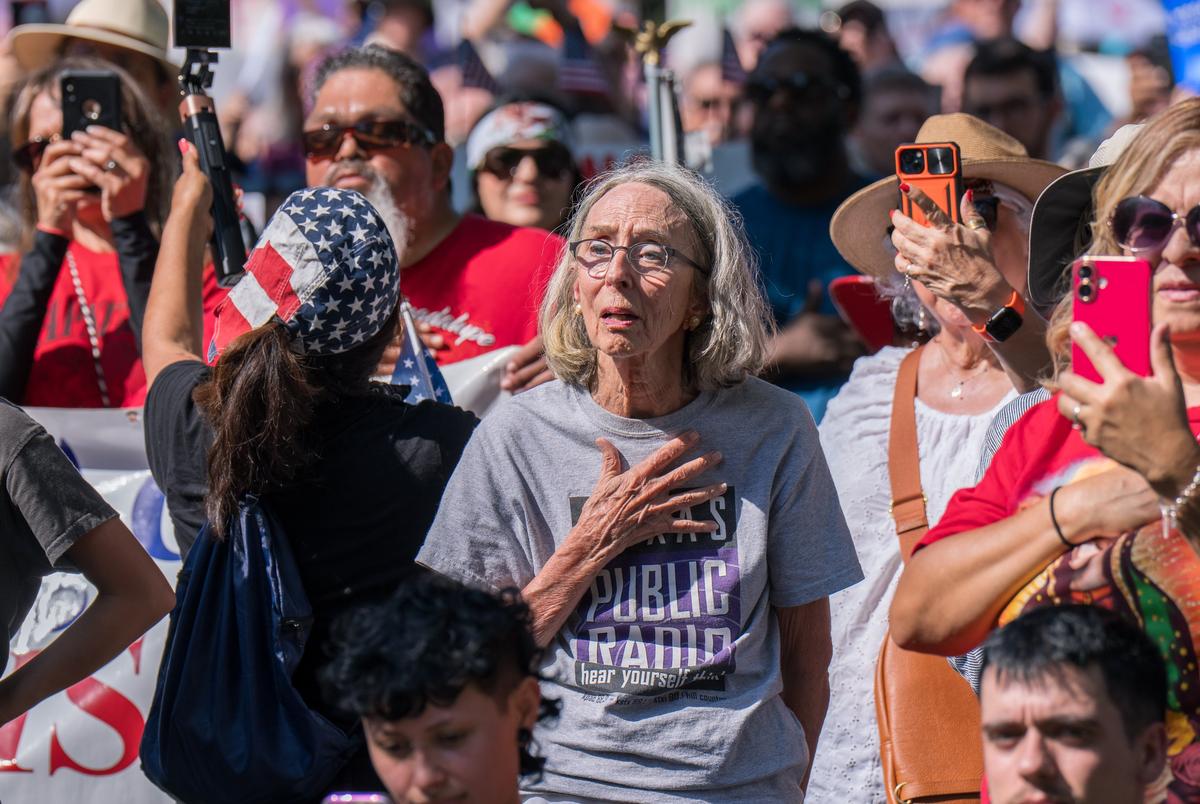 Een vrouw plaatst haar hand over haar hart terwijl ze een 
