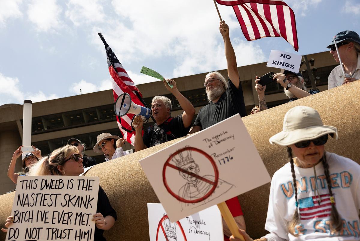 Duizenden verzamelen zich voor het stadhuis van Dallas om naar sprekers te luisteren voor het No Kings -protest op zaterdag 14 juni 2025 in Dallas, Texas. Georganiseerd door de 5051 -beweging, waren protesten in de hele staat en het land opgesteld uit Amerikanen die opkomen voor democratie en tegen de regering Trump.