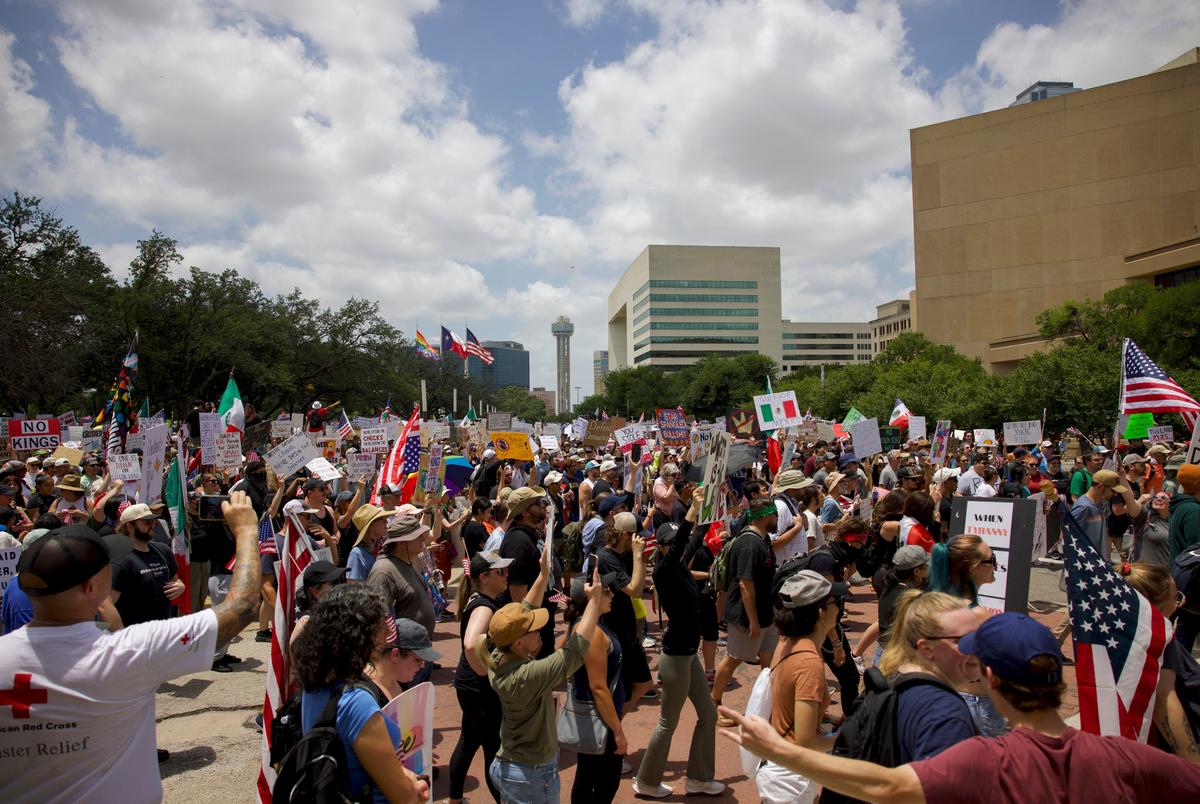 Duizenden verzamelen zich in het centrum van Dallas voor het No Kings -protest op zaterdag 14 juni 2025.