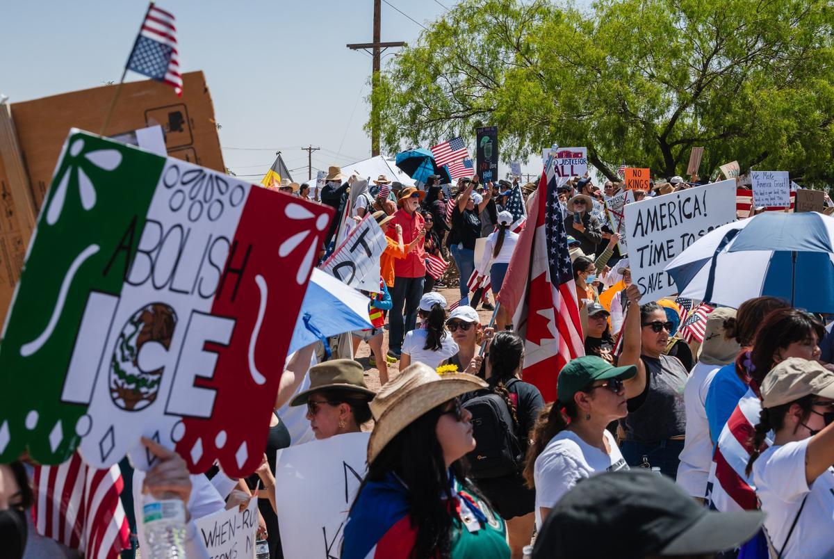 Honderden mensen verzamelen zich op de kruising van Edgemere en Airway tijdens het No Kings -protest in El Paso, Texas op 14 juni 2025.
