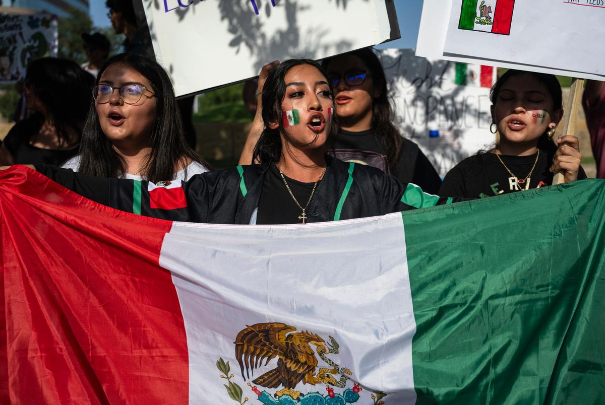 Demonstranten verzamelen zich in het centrum van Midland voor een demonstratie van No Kings Day op zaterdag 14 juni 2025.