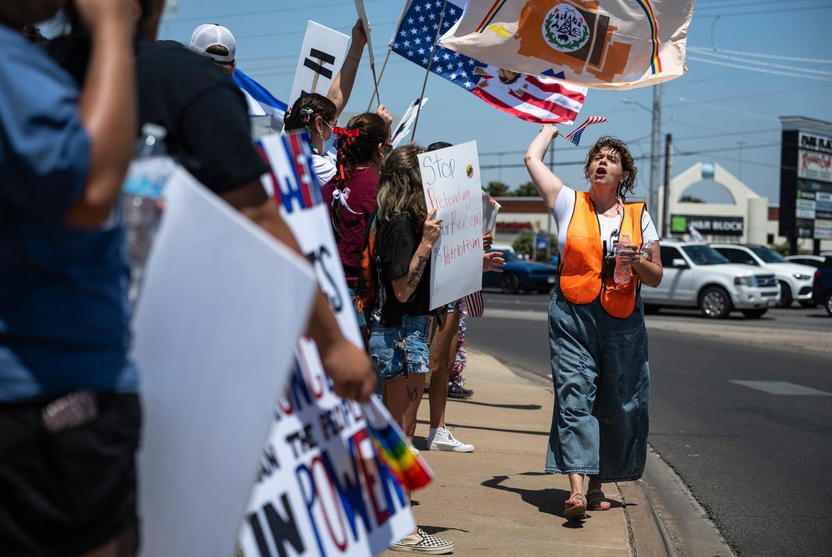 Een protestorganisator leidt een gezang tijdens de demonstratie van No Kings Day op zaterdag 14 juni 2025 in Odessa.
