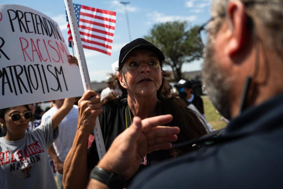 Een Odessa Police Department Officer, rechts, confronteert een tegen demonstrant terwijl ze door een menigte van No Kings Day -demonstranten loopt na jaywalking door een druk kruispunt op zaterdag 14 juni 2025, in Odessa.