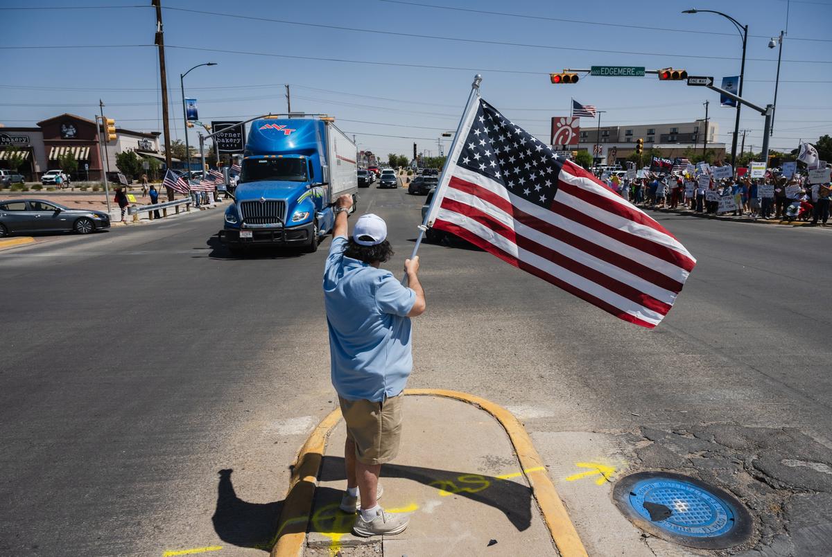 Thomas Arditti zwaait met een Amerikaanse vlag in het midden van Airway Blvd. Tijdens het No Kings -protest in El Paso, Texas op 14 juni 2025.