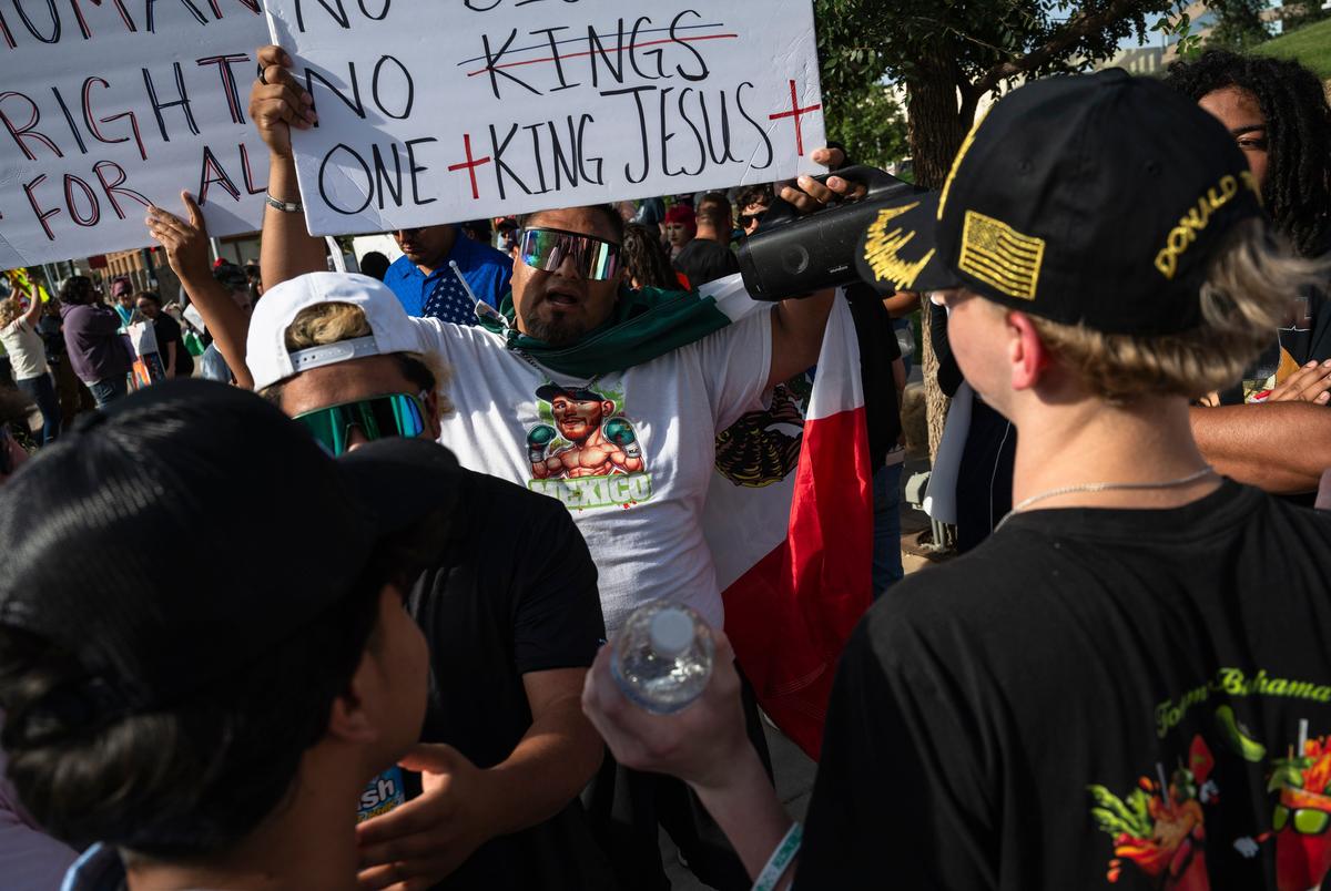 Demonstranten houden zich bezig met Trump -aanhangers tijdens de demonstratie in het centrum van Midland.