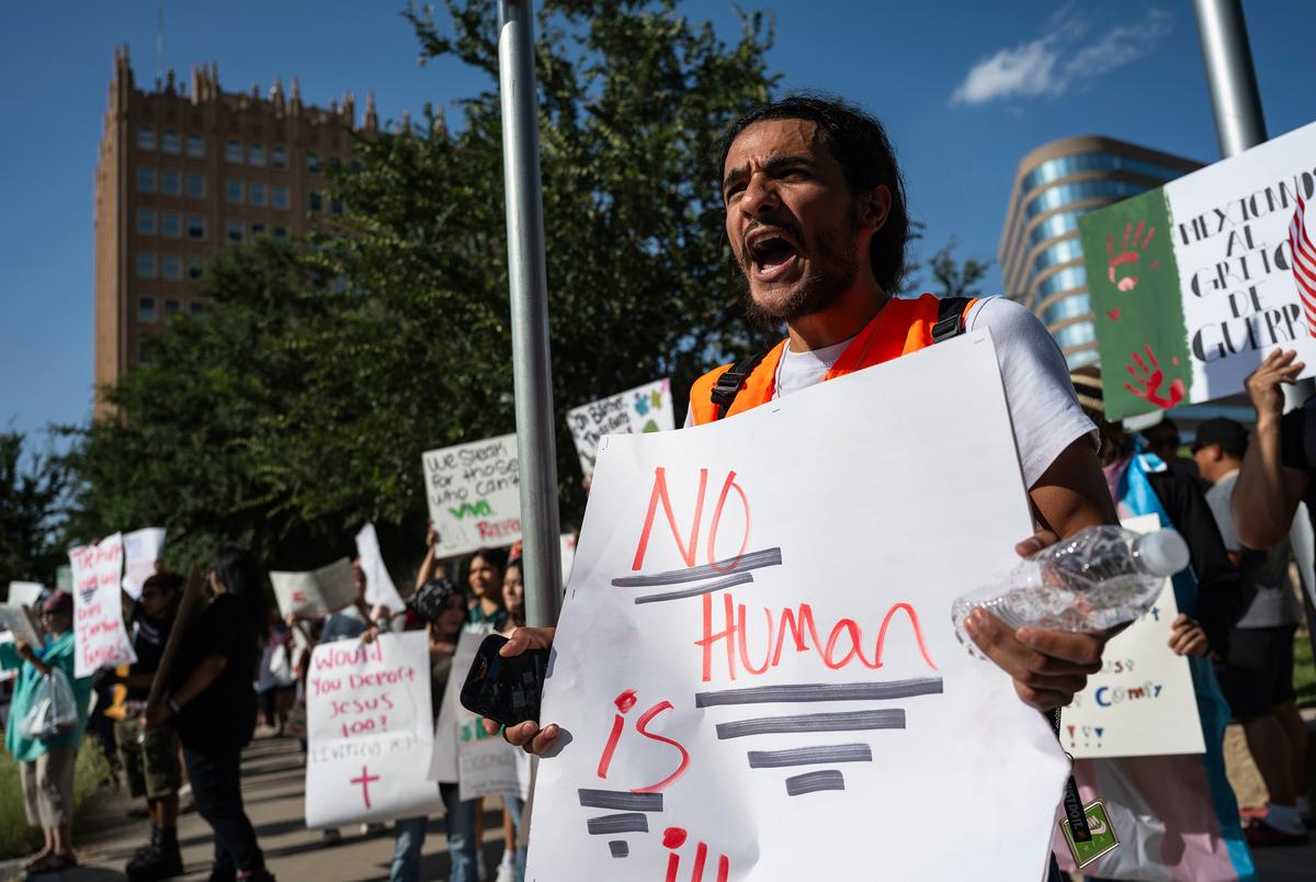 Een protestorganisator leidt in een gezang tijdens een No Kings Day -demonstratie op zaterdag 14 juni 2025 in het centrum van Midland.