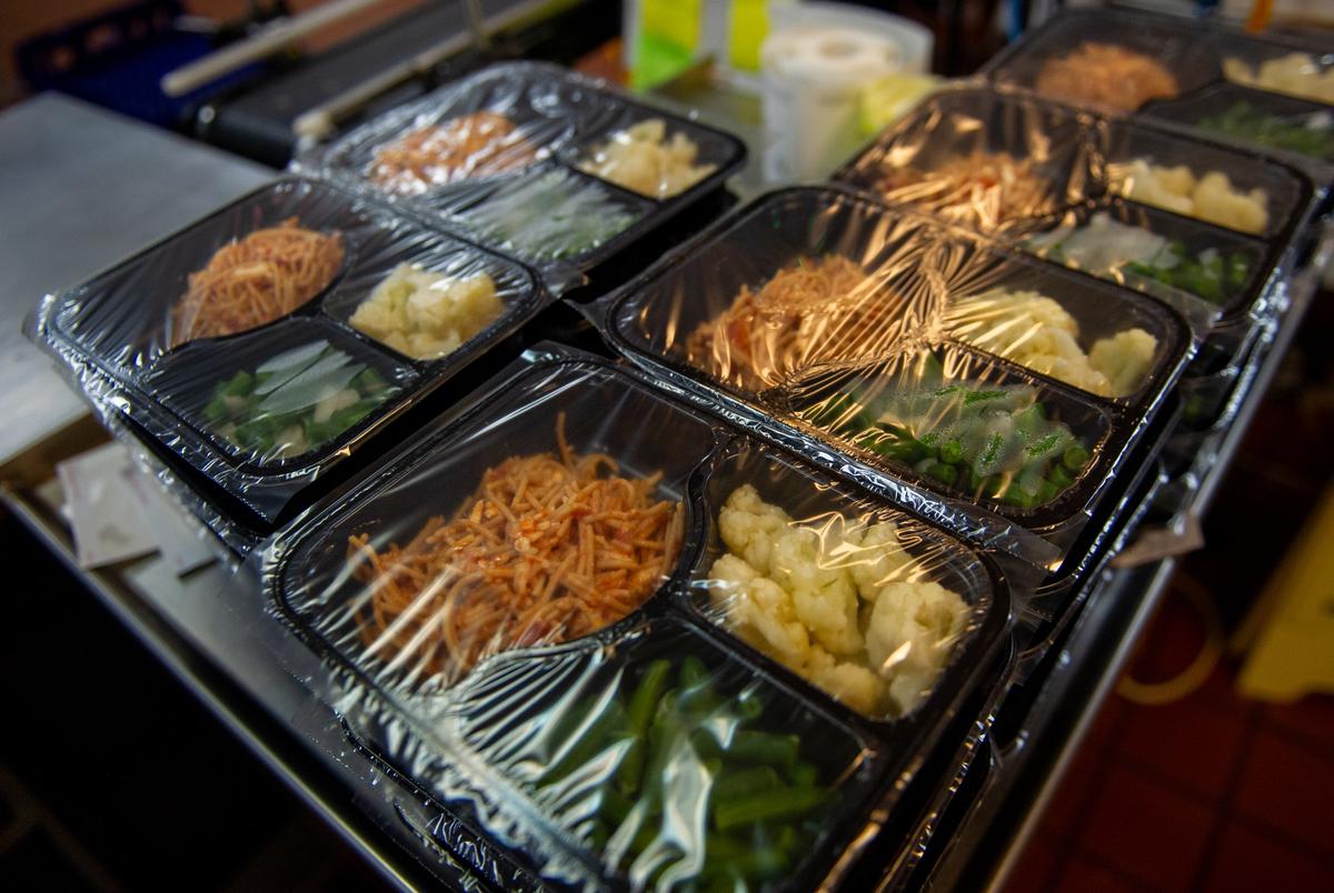 Voedsel in zeehonden containers worden gezien bij maaltijden op wielen Central Texas -hoofden van Texas in Austin, Texas woensdag 18 juni 2025. Het eten in de containers zijn bevroren maaltijden die worden verstrekt aan degenen die de maaltijden vragen.