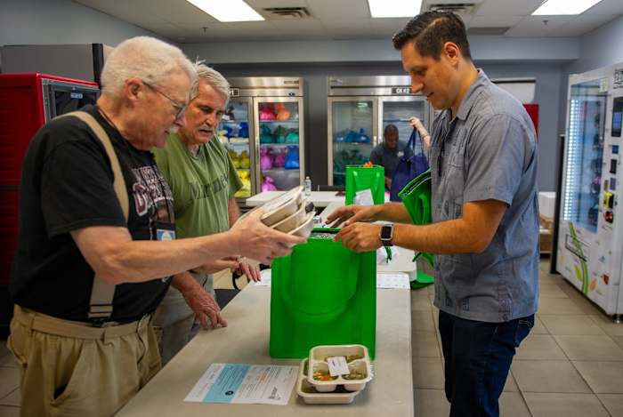 Maaltijden op wielen wachtlijsten groeien naarmate Texas Braces voor federale financieringsbesparingen