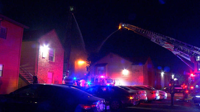 2-alarm vuur verbrandt dak van het noordoosten van side appartementsgebouw, zegt Safd, zegt