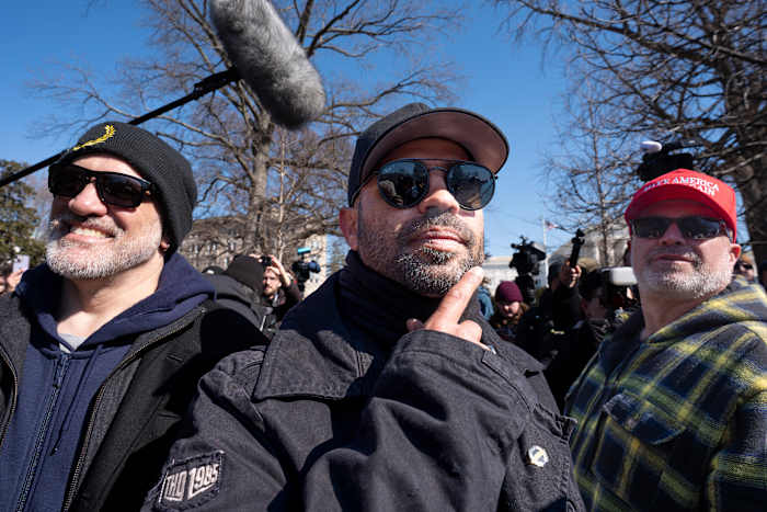 5 trotse jongens klagen de Amerikaanse regering op 6 januari aan vervolging