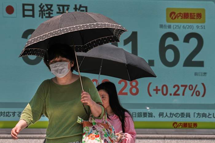 Aandelen en olieprijzen winnen naarmate de wereld wacht om te zien of de VS zich zal aansluiten bij de oorlog van Israël tegen Iran