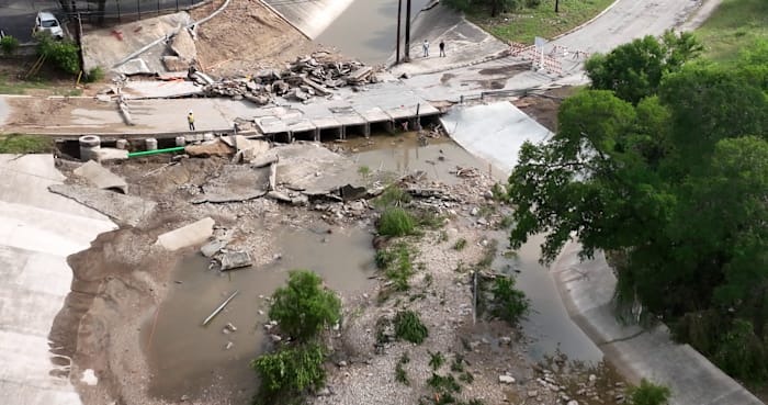 Afdeling Public Works voerde onderhoud uit op Beitel Creek 3 dagen vóór de dodelijke overstromingen van 12 juni