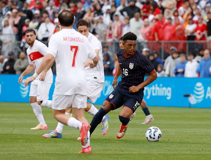 Alex Freeman breekt door met het Amerikaanse voetbalteam, 27 jaar nadat pater Antonio Super Bowl won