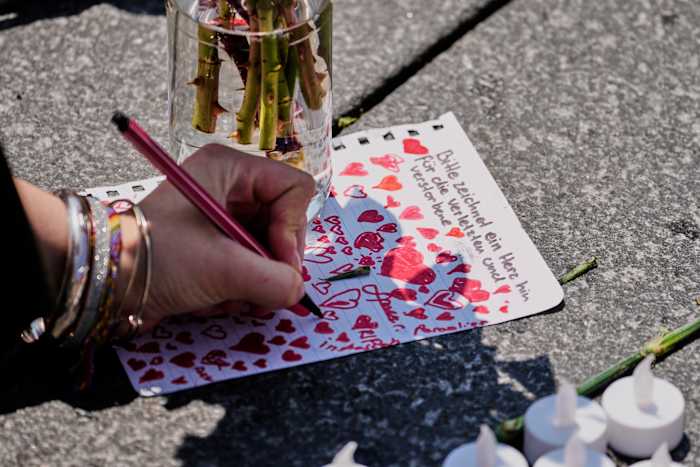 Als het gaat om rapportage over massamoorden, nemen sommigen in Europa een andere aanpak dan Amerikanen