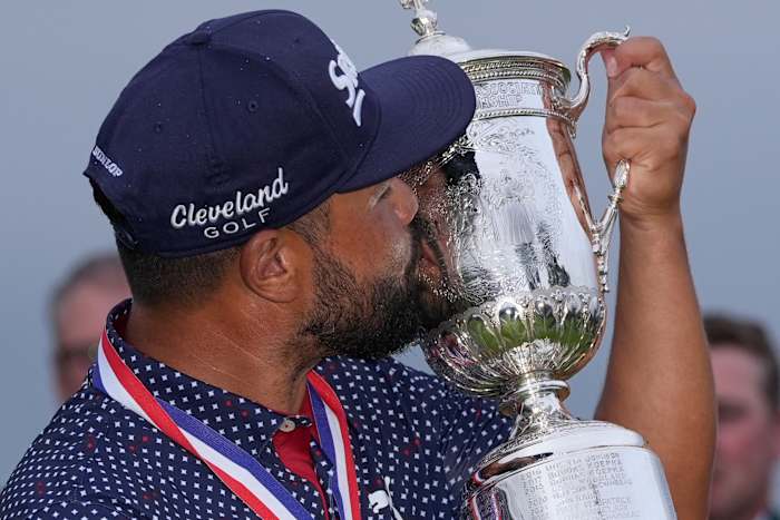 Amerikaanse open kampioen JJ Spaun veranderde een vrije val in een titel bij regen doordrenkte Oakmont