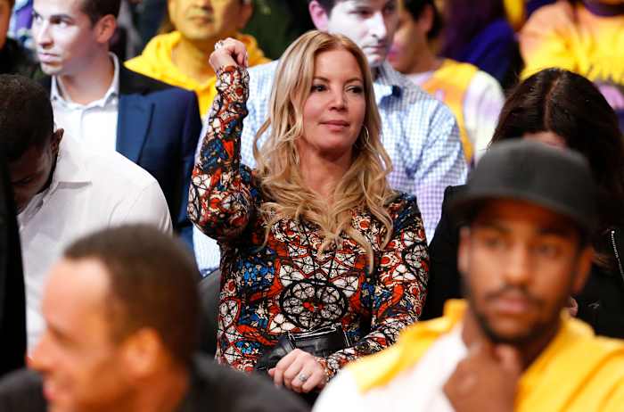 BUSS FAMILIE VERKOOPTEN VERKOOPTENDE STAKKEN VAN LAKERS VERKOOPEN VOOR WALTER VOOR $ 10 miljard Valuatie, zegt AP Source, zegt AP Source