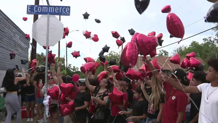 Ballonnen uitgebracht ter nagedachtenis aan de 19-jarige dodelijk neergeschoten in de binnenstad
