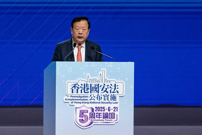 Beijing Officieel die toezicht houdt op Hong Kong waarschuwt voor het aanhouden van de nationale veiligheidsdreigingen