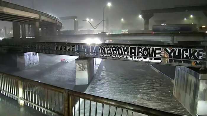 Bekijk: KSAT legt video's vast van hoog water, vastgelopen voertuigen en overstroomde wegen na ernstige stormen