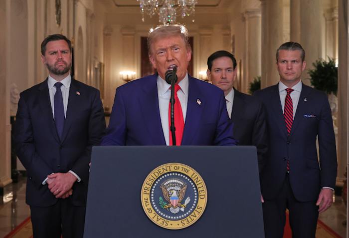 Bekijk 's middags: protest tegen Amerikaanse stakingen op Iraanse nucleaire locaties die in het centrum van San Antonio worden gehouden