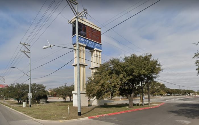 Bestuurder gearresteerd na een botsende Cornerstone Church tijdens 'Mental Crisis', zegt SAPD