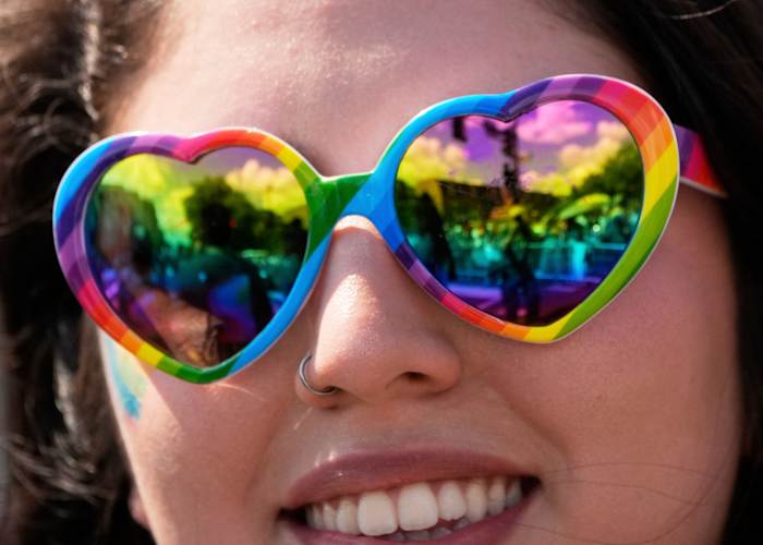 Bewolkte luchten kunnen geen vreugde dimmen omdat duizenden de hoofdstad van het land vullen voor World Pride Parade