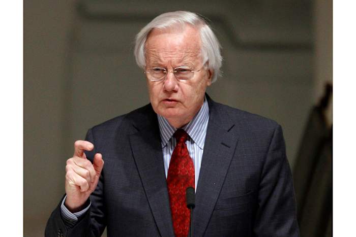 Bill Moyers, de voormalige perssecretaris van het Witte Huis, werd de veelgeprezen tv -journalist, dood op 91