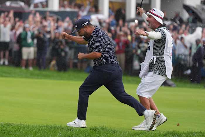 Bones Mackay, een caddy in hart en nieren, zorgt ervoor dat je de 18e vlag naar Spaun's Bagman krijgt