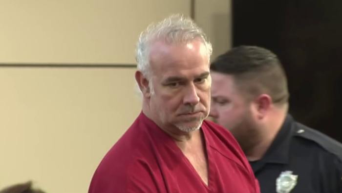 Brad Simpson verwacht maandag in de rechtszaal van Bexar County voor 'Status Conference', blijkt uit records