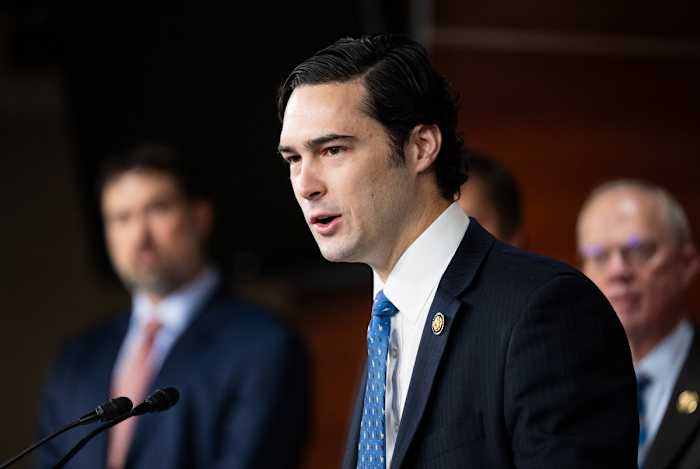 Brandon Gill is een republikeins nieuw nieuw bij het Congres en heeft een talent om opgemerkt te worden