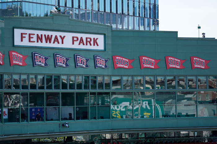 Brothers brengen boksen terug naar Fenway na 70 jaar en hopen de sport in Boston nieuw leven in te blazen