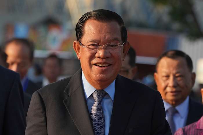 Cambodja ex-leider Hun Sen en de premier van Thailand brengen afzonderlijke bezoeken aan gespannen grensgebieden