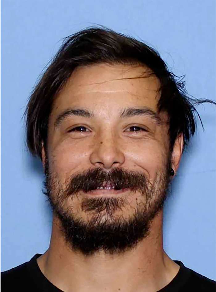 Campings gesloten langs Pacific Crest Trail op zoek naar man gewenst in de dood van dochters