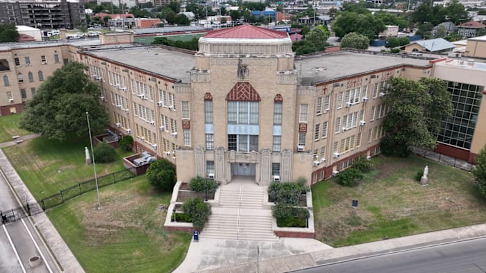 Centraal Katholiek huurt advocatenkantoor na de beschuldiging van seksuele wangedrag van studenten in