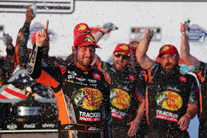 Chase Briscoe houdt Joe Gibbs Racing -teamgenoot Denny Hamlin af om te winnen bij Pocono
