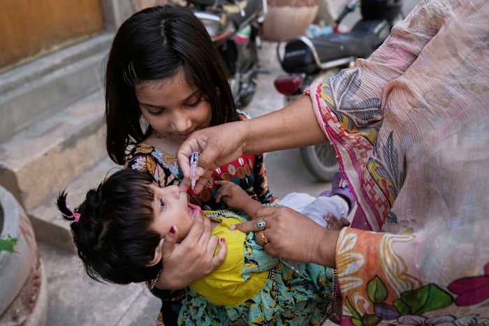 De Anti-Polio Drive van Pakistan heeft een klap na een noordelijke enclave meldt het eerste geval in 7 jaar