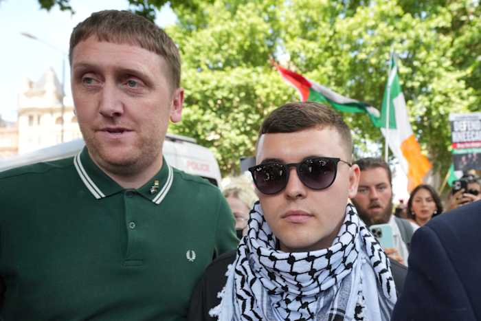 De Ierse rapgroep Kneecap gaat spelen in Glastonbury ondanks kritiek van politici