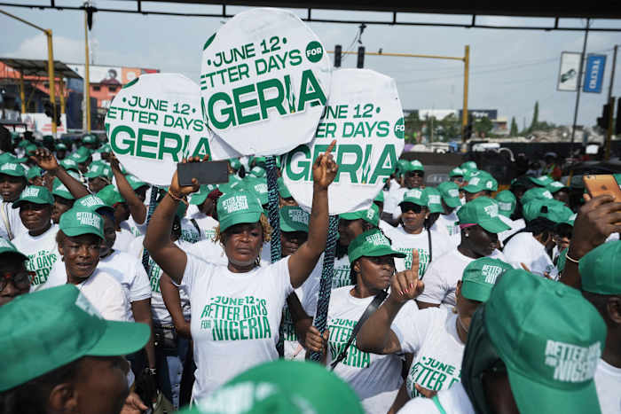 De Nigeriaanse leider ontkent het plan van één partij nadat hij wordt beschuldigd van vastklemmen op oppositie