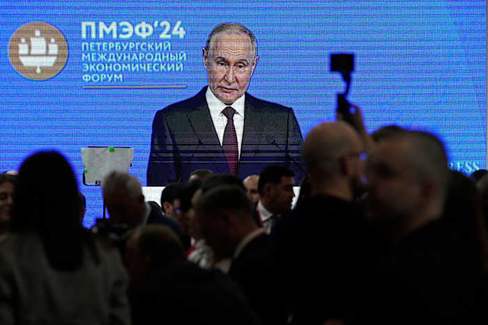 De Russische minister van Economie zegt dat het land op het punt staat een recessie te maken