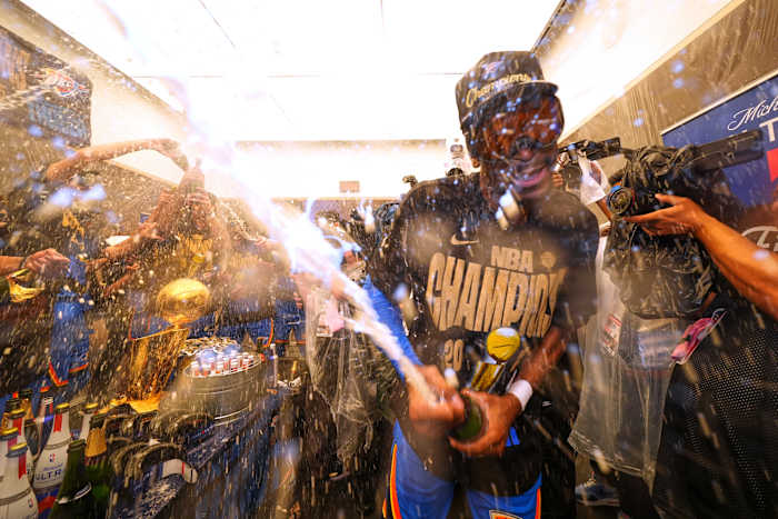 De Thunder had nog een tegenstander na het winnen van de NBA -titel. De champagne korks waren formidabel