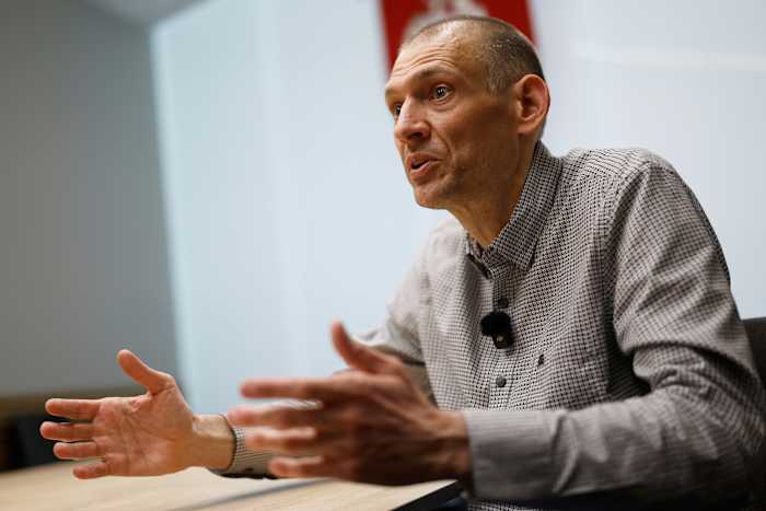 De Wit -Russische dissident Tsikhanouski bevrijd uit de gevangenis, vertelt AP ongeveer 5 jaar in eenzame opsluiting