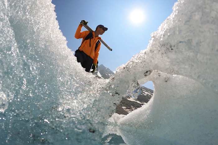De eb -gletsjers van Zwitserland tonen een nieuw, vreemd fenomeen: gaten die doen denken aan Zwitserse kaas