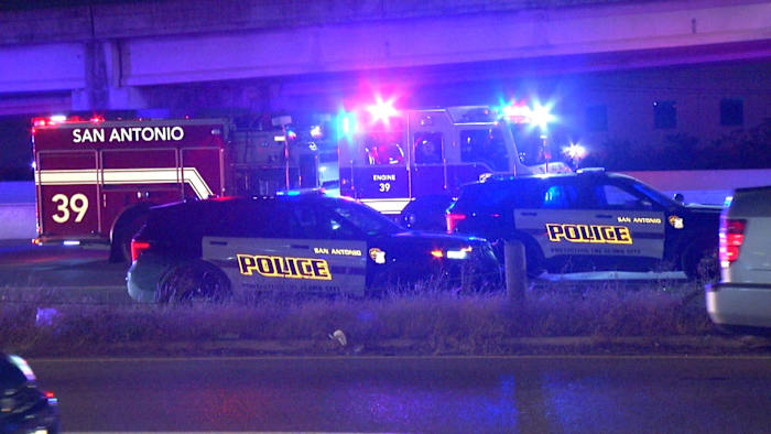 De mens raakte dodelijk terwijl hij over NE Loop 410 liep; Driver beschuldigd van DWI, zegt de politie