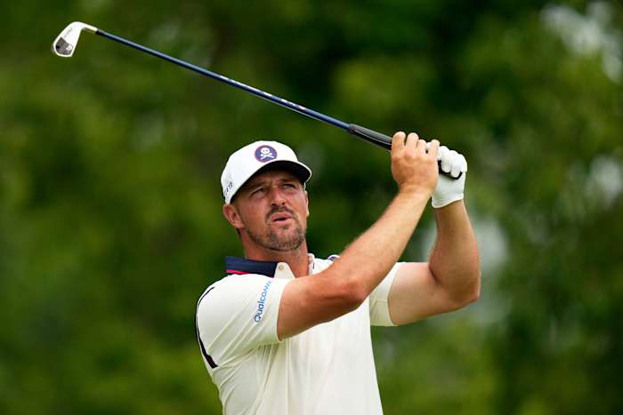 DeChambeau mist gesneden naar ons open en zoekt vervolgens naar antwoorden in de regen