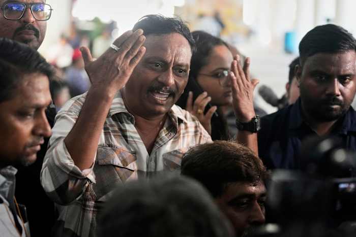 Death tol in het Indiase vliegtuigcrash klimt naar 270 terwijl zoekteams meer lichamen vinden