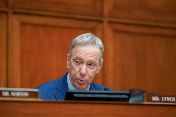 Democraten zoeken naar heruitvinding en een nieuw playbook tegen Trump in Key Committee Race