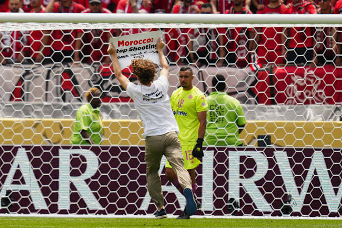 Dierrechten Defonerveer rent op het veld tijdens Club World Cup-wedstrijd met Anti-Morocco-bericht